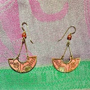 80’s enamel dangle earrings with sun detail in peach color